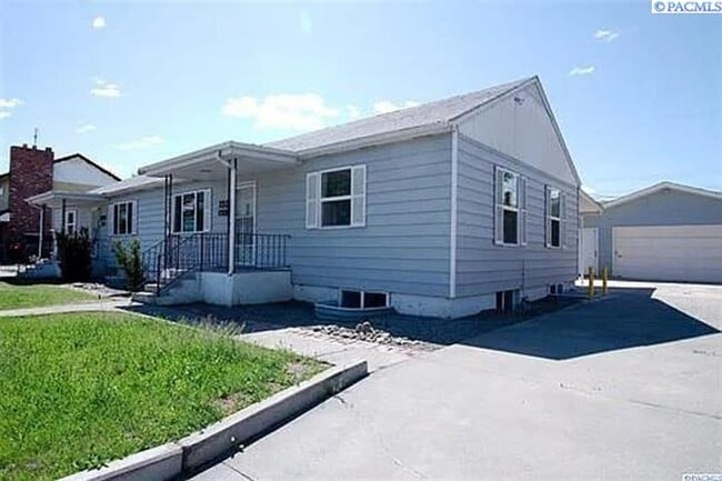 Building Photo - Close to Everything -- Updated Rental