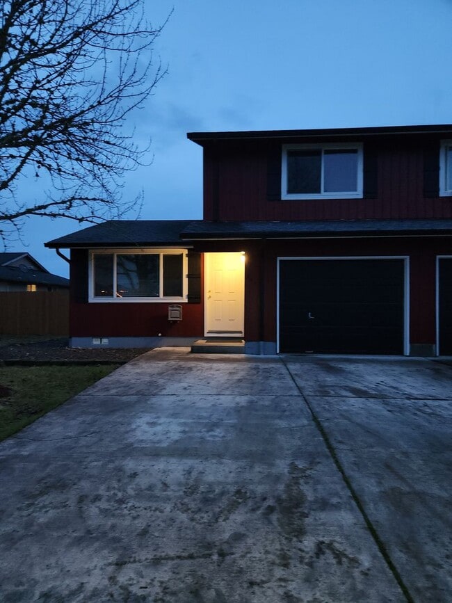 Building Photo - 2bed 1.5 bath Duplex