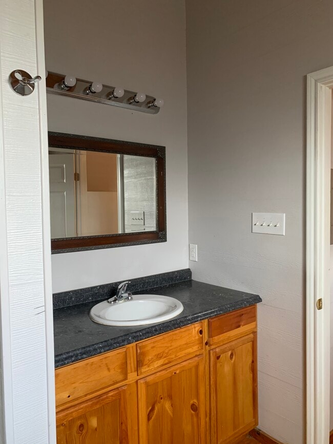 Baño - 1112 Cardinal St #112 Unidad Lofts on Lanana