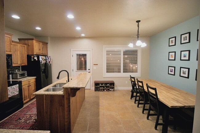 Photo - 255 W 2700 N