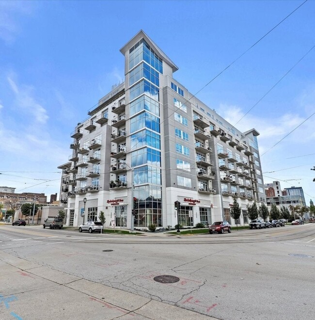 Building Photo - 601 E Ogden Ave Unit 505