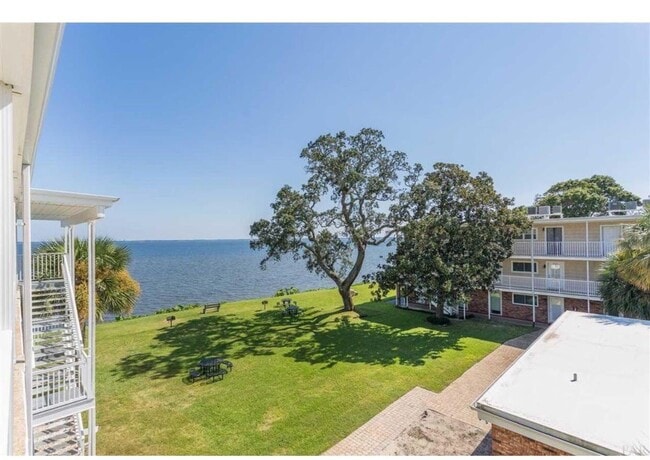 Waterfront Condo Living in East Hill with ... - Waterfront Condo Living in East Hill with ...