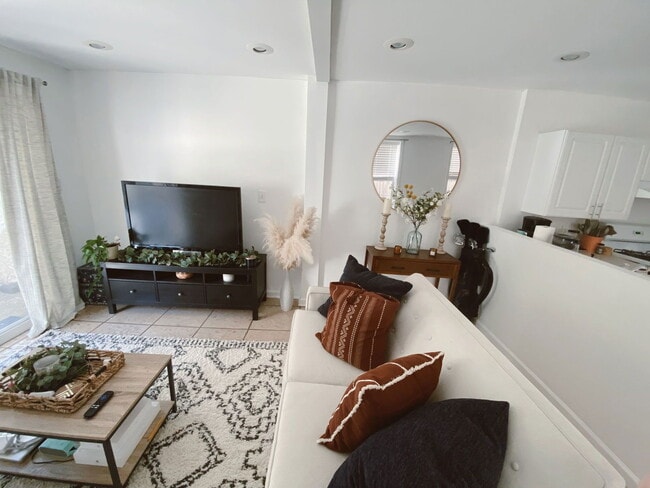 Photo - 1528 Bainbridge St