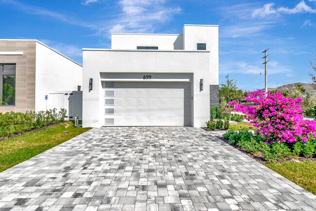 Photo - 699 Kingsbridge St