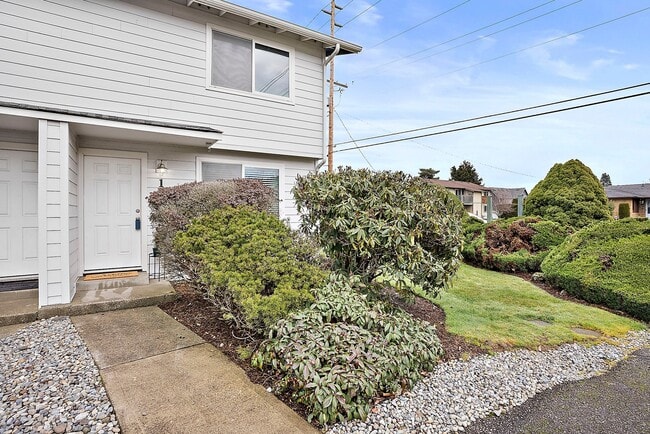 Building Photo - 1016 9th St SE Unit 1