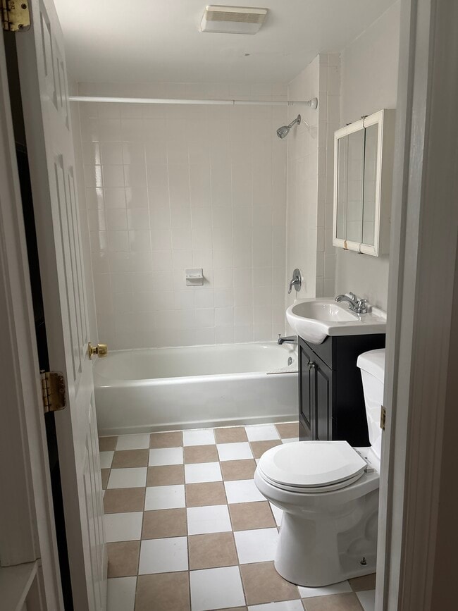 1/2 Bathrooms - 27 Elm St Apartamentos Unidad #1