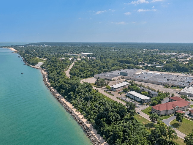 Close Proximity to the Lake!