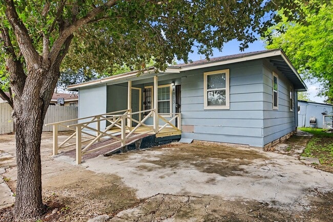 Photo - SPACIOUS! LOCATION!
