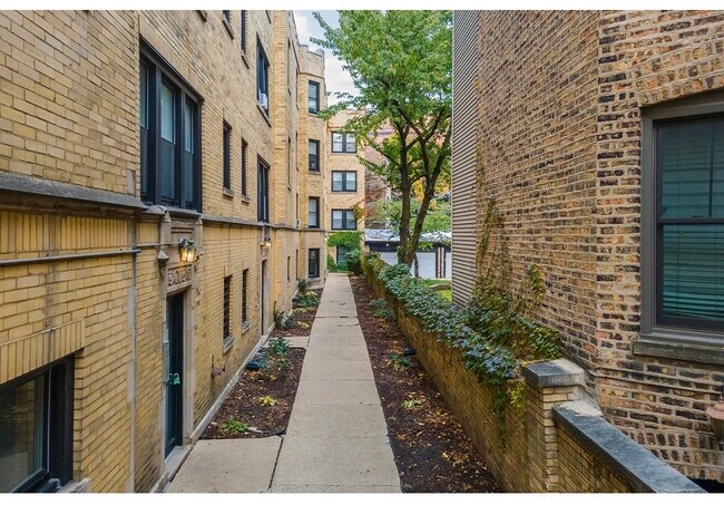 Photo - 646.5 W Roscoe St Unit 2S