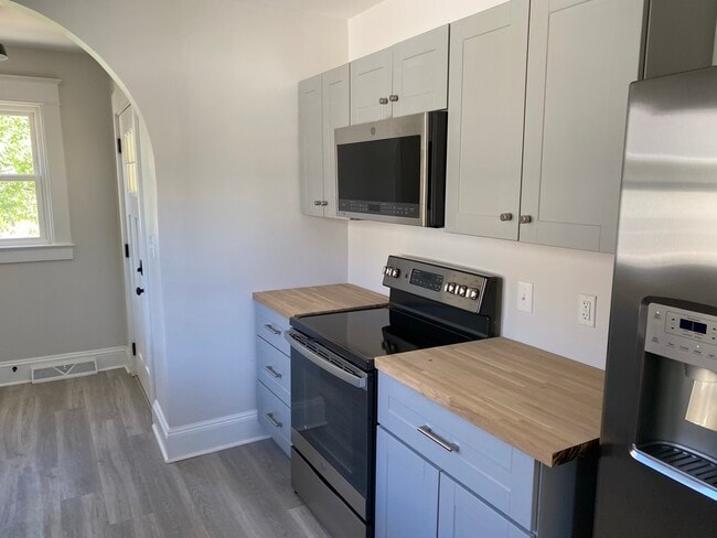 Kitchen - 613 Blenheim Ave