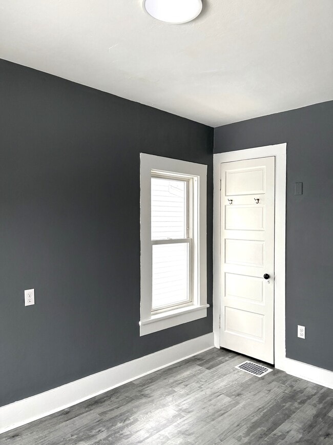 Photo - 313 E 7th St