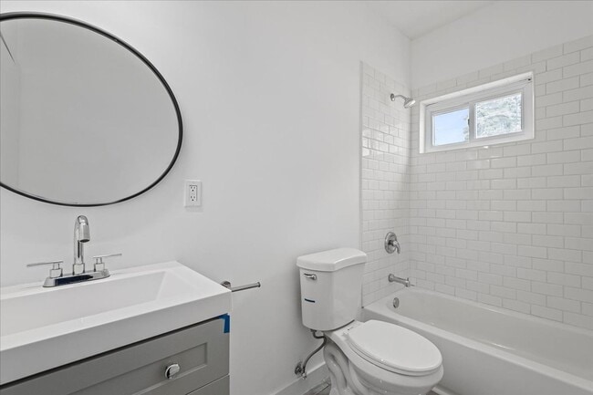 Photo - 640 Collins St Unit 1