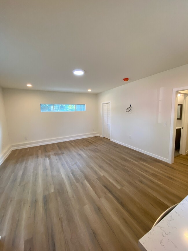 Photo - 8415 Beckford Ave Unidad B