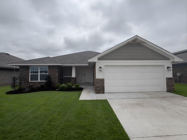 Building Photo - 1st Month Free - New Home!