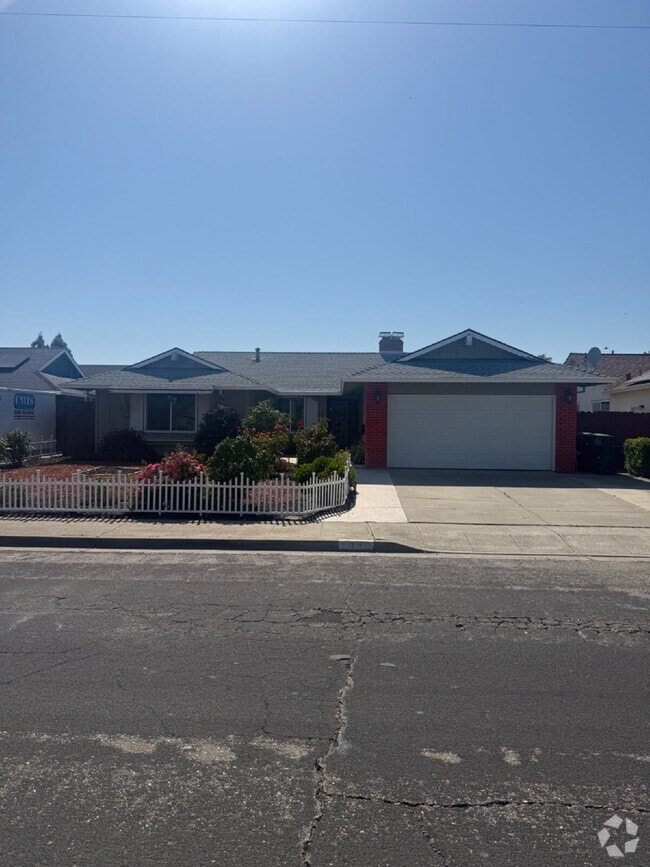 Building Photo - Charming 4 bedrooms and 2 full bathrooms L... Rental
