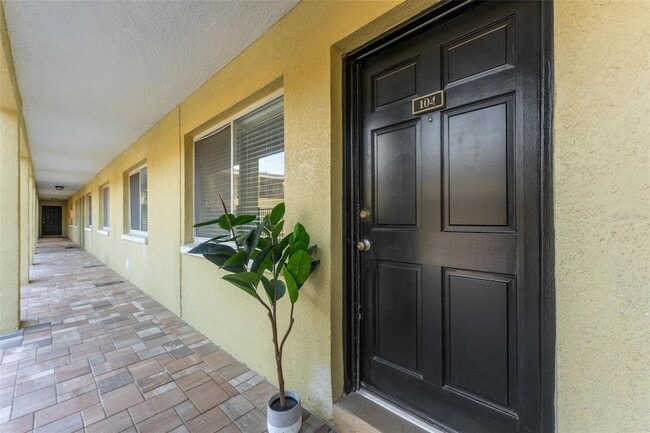 Building Photo - 3206 W Azeele St Unit 104 Rental