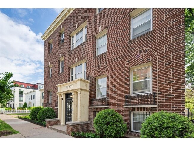Building Photo - 2733 Girard Ave S Unit 106