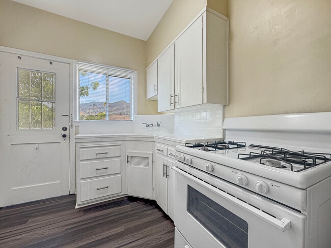 Kitchen - 803 W Glenoaks Blvd Unit 803A