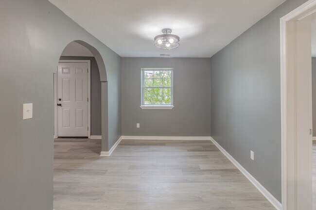 Photo - 146 W State Line Rd