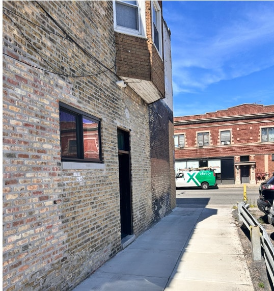 Building Photo - 4119 W Montrose Ave