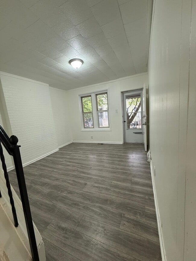 Photo - 2 Bedroom House Close to Transportation!