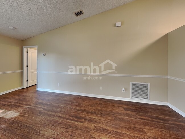 Photo - 632 Delmonico St NE