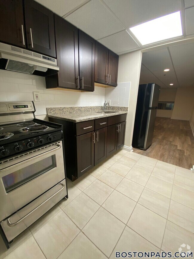Building Photo - 62 Boylston St Rental