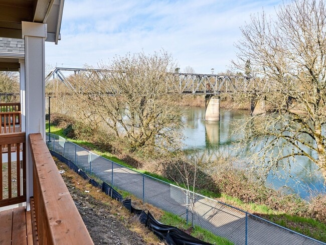 LIVE ON THE WILLAMETTE RIVER - LIVE ON THE WILLAMETTE RIVER House