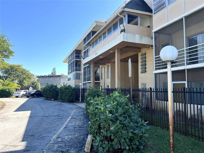 Building Photo - 4848 NW 24th Ct Unit 325