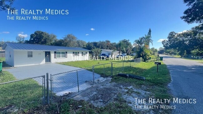 Building Photo - 2530 N Palm Dr