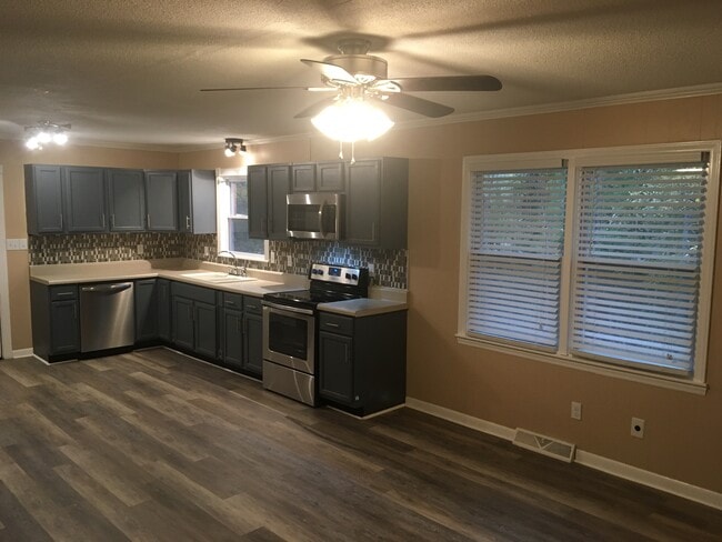 Large dining area with open kitchen - 510 Short St