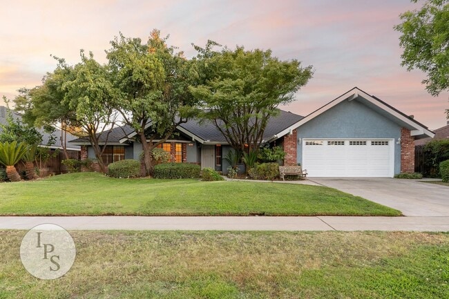 Building Photo - Woodward Park Home, 3BR/2BA, Pool, Spa, Gr...