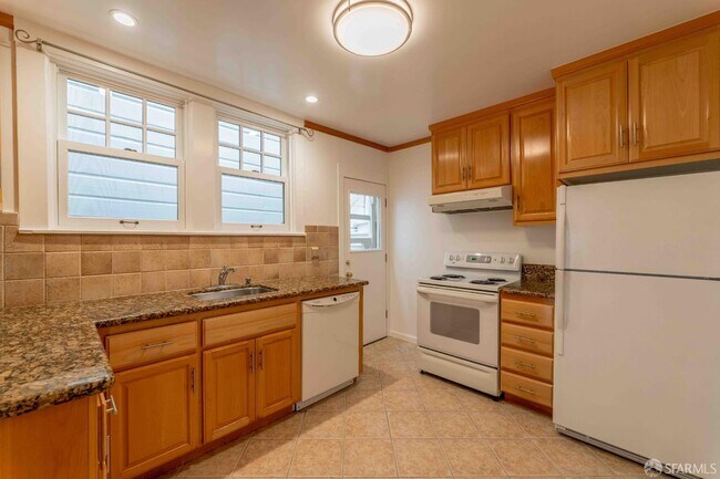 Photo - 2124 Bay St