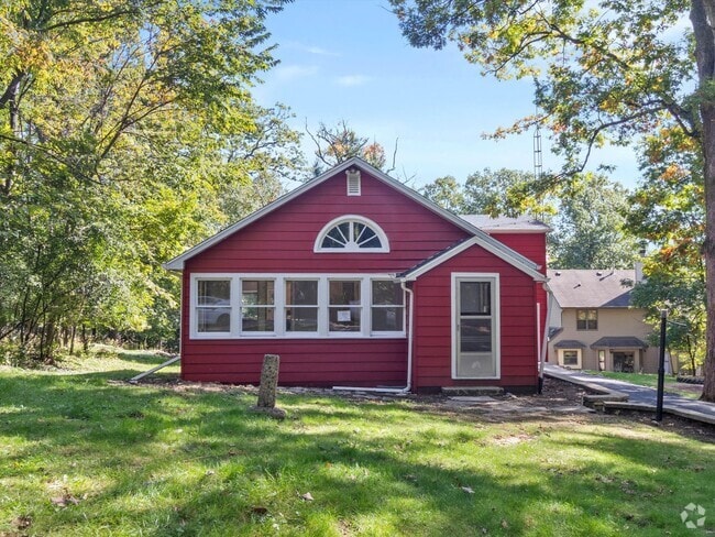 Building Photo - Adorable Lake Como Home Now Available!