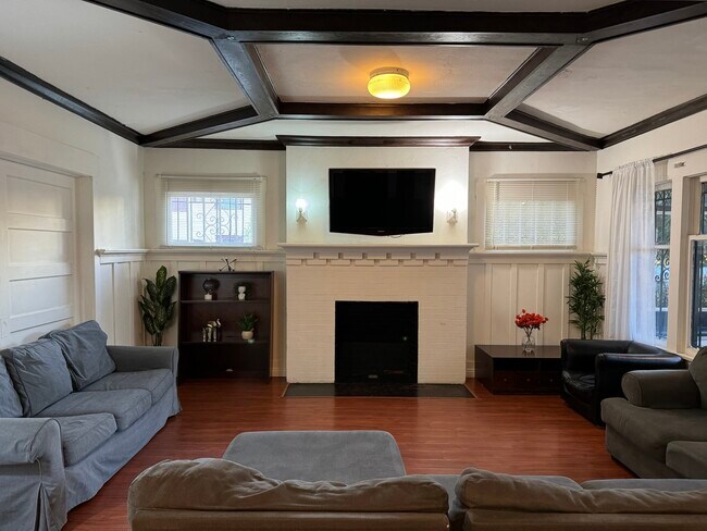 Photo - 1150 W 30th St