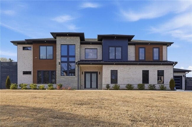 Building Photo - 556 Versailles Dr