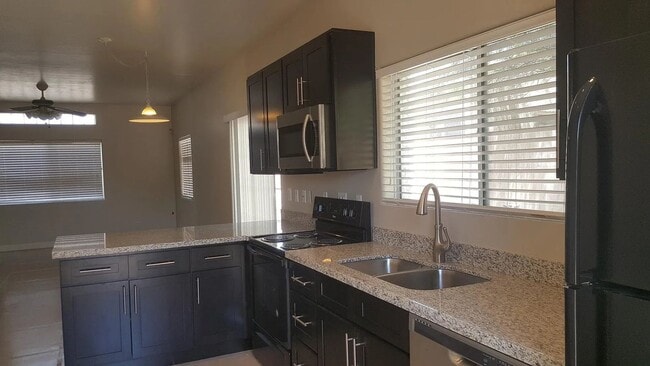 Photo - One Month Free Rent!! Unidad 2