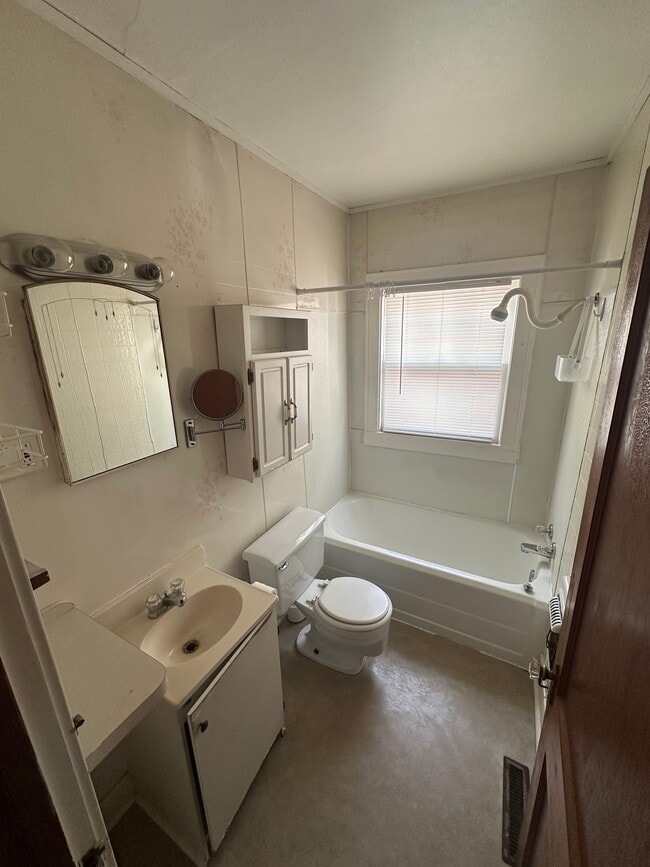 Photo - 327 W Main St