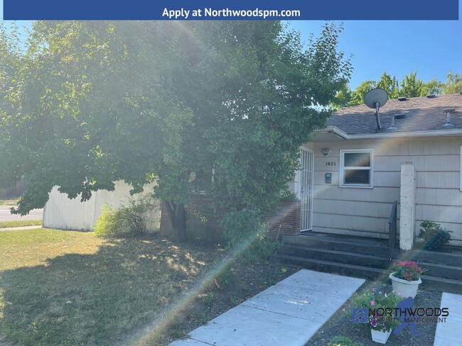 Charming 2 Bedroom/1 Bath duplex with smal... - Charming 2 Bedroom/1 Bath duplex with smal... House