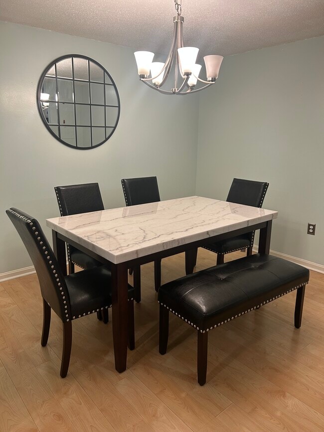 Dining area - 19 Bourbon St Unit 19 Bourbon St #87