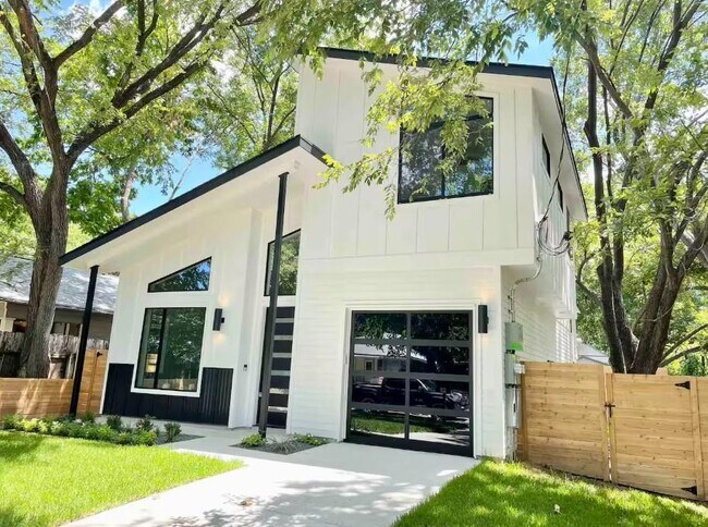 Building Photo - 2009 Canterbury St Unit 1