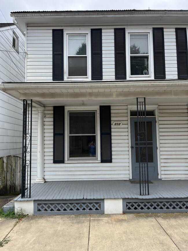 Building Photo - 312 Main St Rental