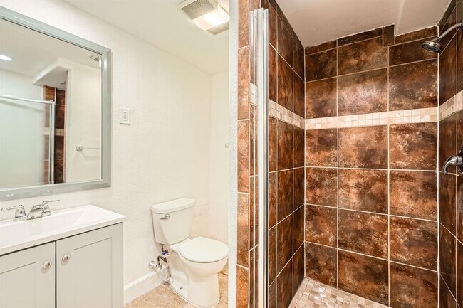 Photo - 1013 E 3rd St