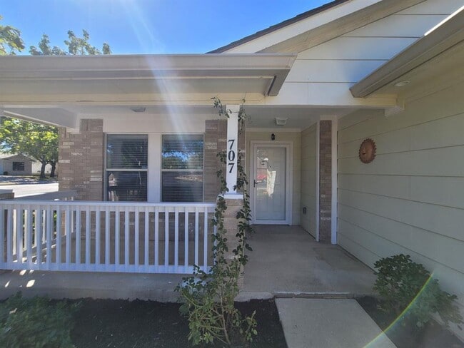 Photo - 707 Windledge Dr