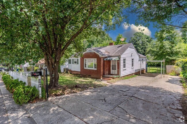 Building Photo - Well maintained 3 Bed, 2 Bath Home with Hu...