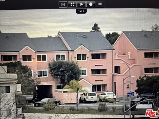 Building Photo - 4810 S La Brea Ave Unit 208