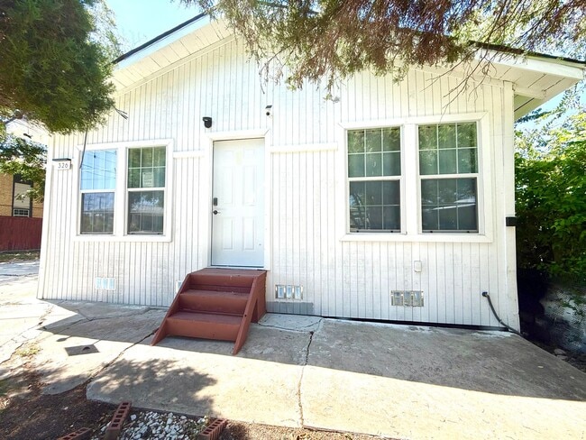 Building Photo - AVAILABLE NOW! 3 Bedroom / 2 Bath Home Nea...