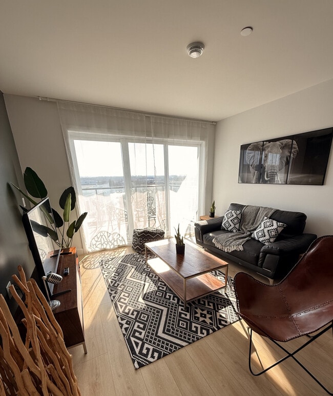 Building Photo - 2947F Rue du Grand Voyer Unit SI ID1519873P