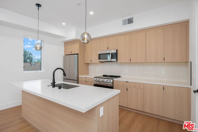 Photo - 5248 Auckland Ave