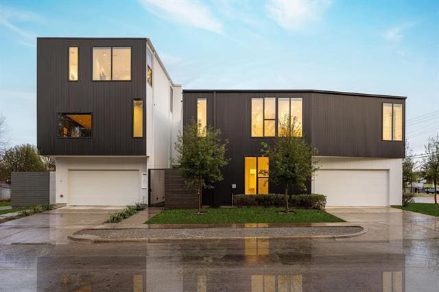 Building Photo - 2422 N Carroll Ave Unit 2